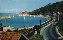 Cabourg Voiliers Rentrant au Port à Cabourg