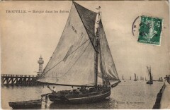 Trouville-sur-Mer Barque dans les Jetees à Trouville-sur-Mer