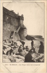 Saint Malo La Plage sous les remparts à Saint-Malo