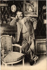 Paris (3e) L'Homme dans un Salon à Paris 3e