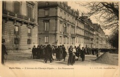 Paris Vecu. L'Avenue des Champs-Elysees. Les Promeneurs