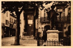 Arles Le Forum - La Place - Statue de Mistral à Arles