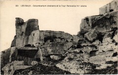 Les Baux Columbarium Cineaire et la Tour Paravelle