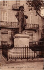 Arles La Statue du Poete Frederic Mistral à Arles