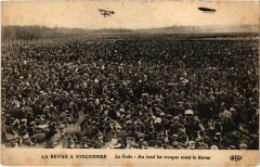 Vincennes La foule, au rond les troupes avant la Revue France à Vincennes