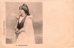 Arlesienne - Femme - Type à Arles