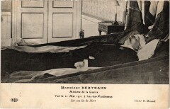Carte postale ancienne Monsieur Bertraux - Ministre de la Guerre - Tué le 21 Mai 1911 à Issy-les-Moulineaux - Sur son lit de Mort
                                                                     à Chatou
                                