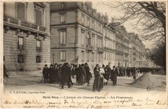Paris Vecu. Avenue des Champs Elysees Les Promeneurs