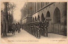 Carte postale ancienne Paris Vecu. La garde montante au Palais de Justice
                                                                     à Paris 4e
                                
