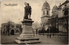 Dax Statue de Bords Halles et Cathedrale