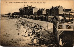 Courseulles Terrasse du Bar et la Plage France