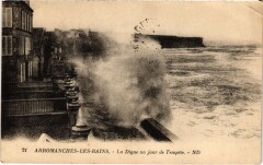 Arromanches-les-Bains La Digue un jour de tempete France à Arromanches-les-Bains