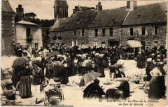 Paimpol La Place de la Fontaine un Jour de Marche à Paimpol