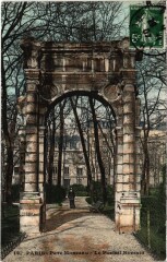 Paris 8e parc Monceau Portail Romain à Paris 8e