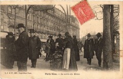 Paris Vecu. Sortie du Metropolitain