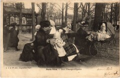 Paris Vecu. Aux Champs Elysees