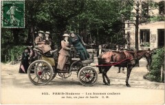 Paris Les femmes cocher au Bois un jour de bombe Transport