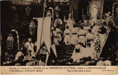 Carte postale ancienne Pose de la Pierre de la 1e chapelle des orphelins d'Auteuil, dédiée à la bienheureuse Thérèse de L'enfant Jésus - Monseigneur Le Roy bénit la foule
                                                                     à Paris 16e
                                