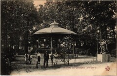 Carte postale ancienne Square de Grenelle
                                                                     à Paris 15e
                                