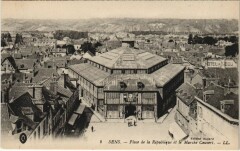 Sens Place de la Republique et le Marche Couvert