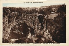 Pierre-Perthuis La Roche-Percee - La Cure et les Deux Ponts à Pierre-Perthuis