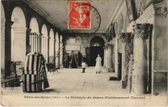 Carte postale ancienne Neris-les-Bains - Le Péristyle du Grand Etablissement Thermal
                                                                     à Néris-les-Bains
                                