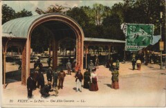 Vichy Le Parc, une allee couverte à Vichy