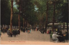 Vichy Une Allee du Parc à Vichy