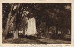 Moulins Un Coin du Jardin Public - Monument aux Morts à Moulins