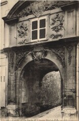 Laon Le porche de l'ancien