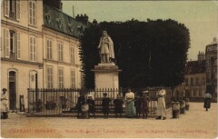 Chateau-Thierry Statue de lean