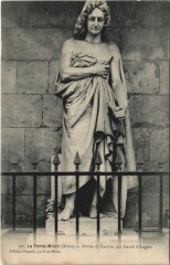 La Ferte-Milon Statue de racine