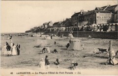 Langrune-sur-Mer La Plage et l'Hotel du Petit Paradis à Langrune-sur-Mer