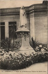 Lisieux Statue de la Bienheureuse Therese de l'Enfant Jesus à Lisieux
