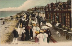 Luc-sur-Mer La Digue devant le Casino à Luc-sur-Mer