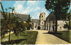 Creully Cour d'Honneur et Prieure Saint-Gabriel