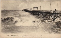Trouville La Jetee Promenade par gros temps