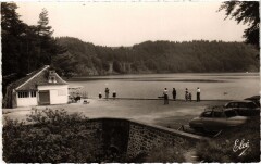 Lac Pavin - La Maisonnette du Pecheur et le Lac
