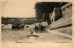 Paris Vecu. Sur la berge.