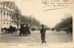 Paris Vecu. Les Champs-Elysees