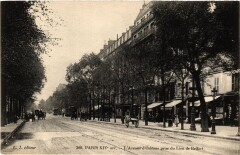 Carte postale ancienne L'avenue d'Orléans près du Lion de Belfort
                                                                     à Paris 14e
                                