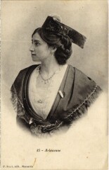 Arles Arlesienne - Femme - Type à Arles