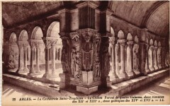 Arles La Cathedrale Saint-Trophime - Le Cloitre à Arles