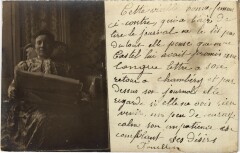Paris carte photo une femme dans son salon