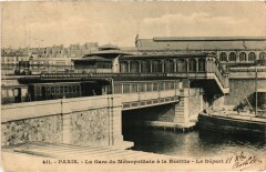 Carte postale ancienne La Gare du Métropolitain à la Bastille - Le Départ
                                                                     à Paris 4e
                                