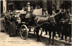 Paris Les femmes cocher une bonne prise avant le depart Transport