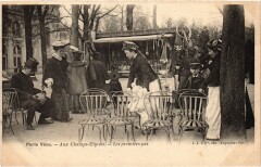 Paris Vecu. Aux Champs Elysees les premiers pas