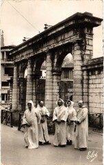 Dax Les Curistes devant la fontaine chaude