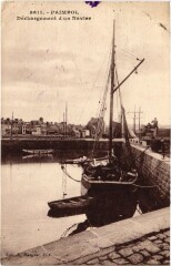 Paimpol Dechargement d'un Navire à Paimpol