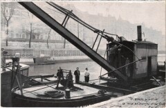 Paris Berges de la Seine. la mise en marche d'une grue